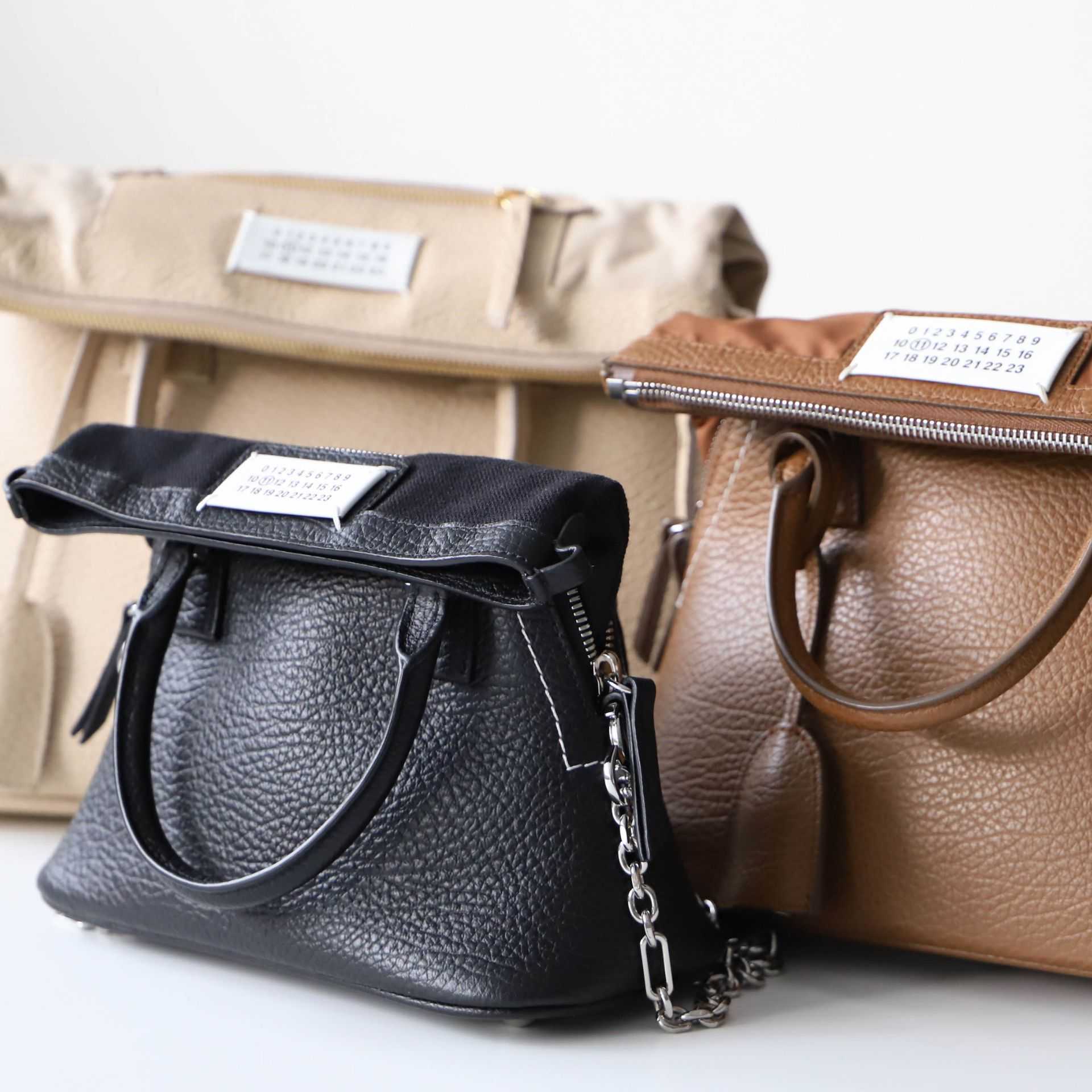 【冬バッグ特集】メゾン マルジェラ「5AC」サイズ比較｜マイクロ・ミニ・ミディアム、12月コーデに映える“名品”の選び方