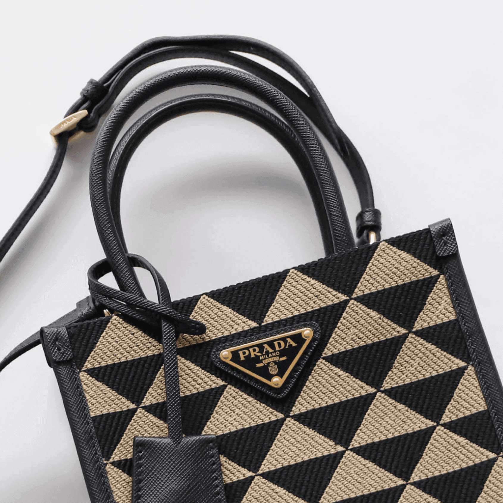 夏をもっと自由に。「プラダ シンボル」バッグ｜サイズで楽しむ、大人の名品