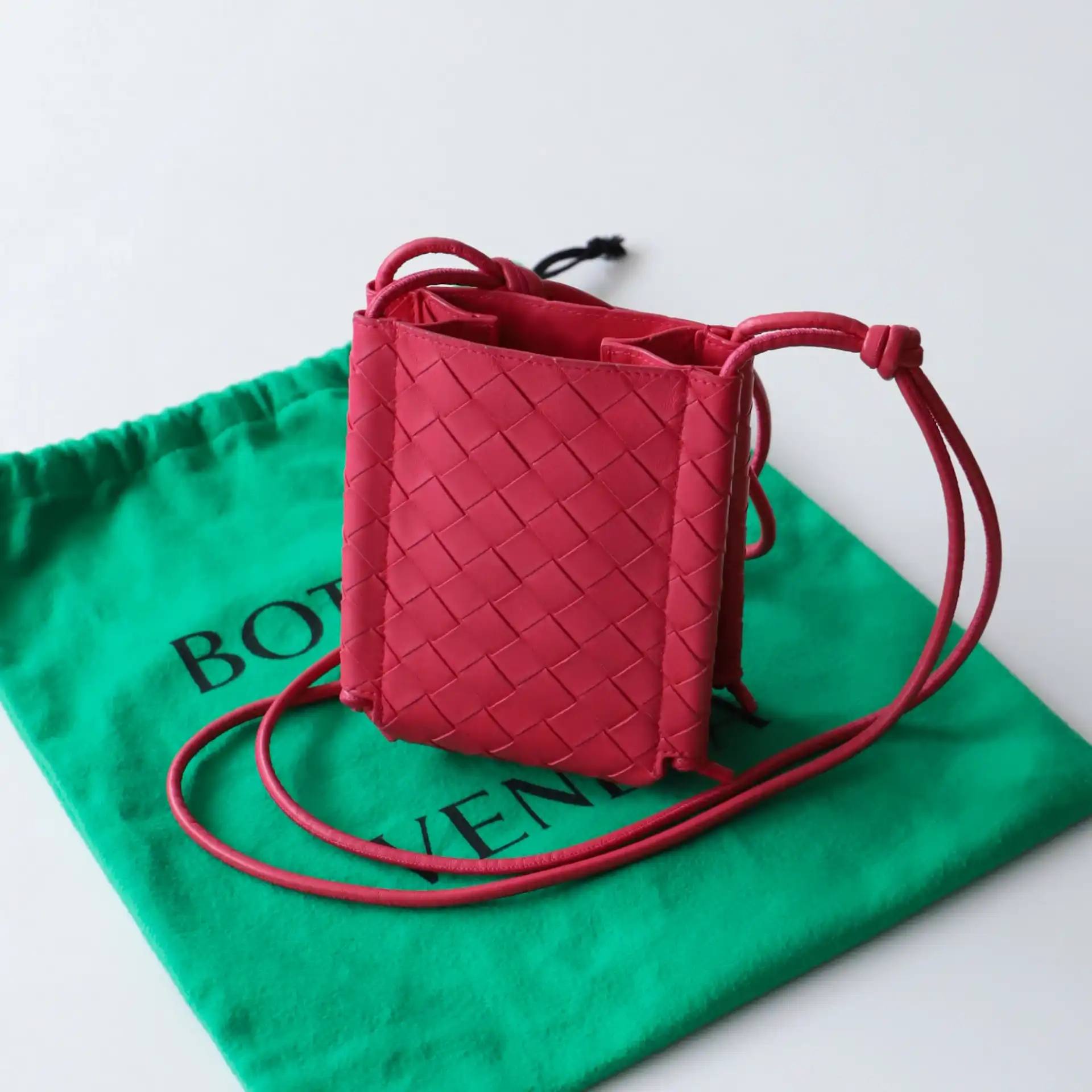 イタリアの職人技が宿る小さな革の芸術品 ─ ボッテガ・ヴェネタ「ミニ・ザノット」