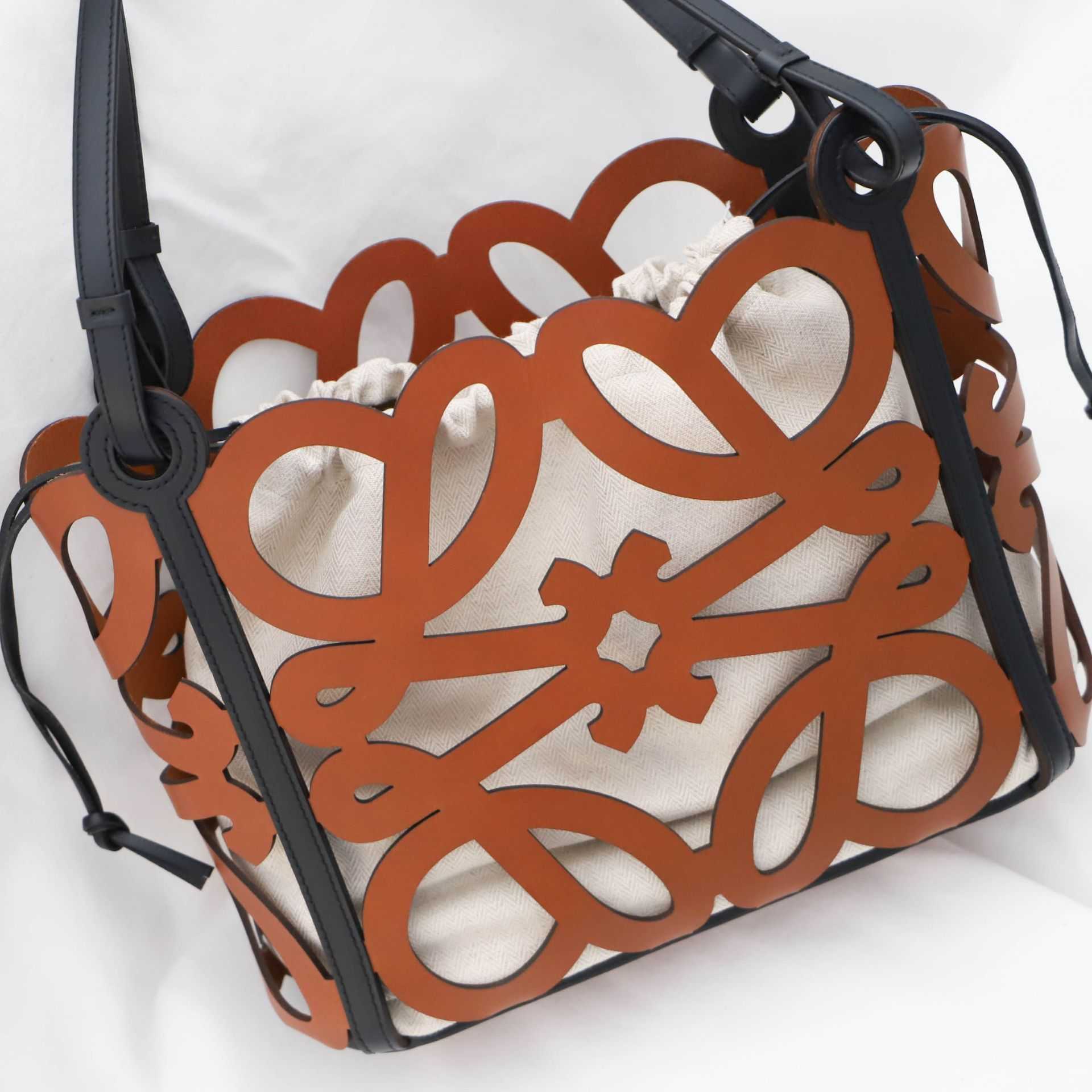 【保存版】ロエベ「アナグラムカットアウト」夏におすすめ！選び方と人気カラー