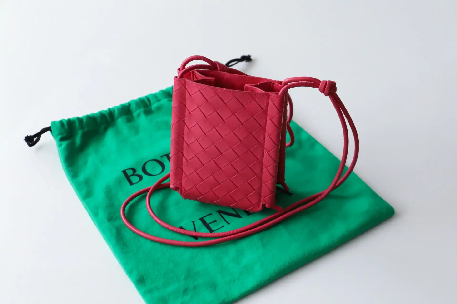 イタリアの職人技が宿る小さな革の芸術品 ─ ボッテガ・ヴェネタ「ミニ・ザノット」