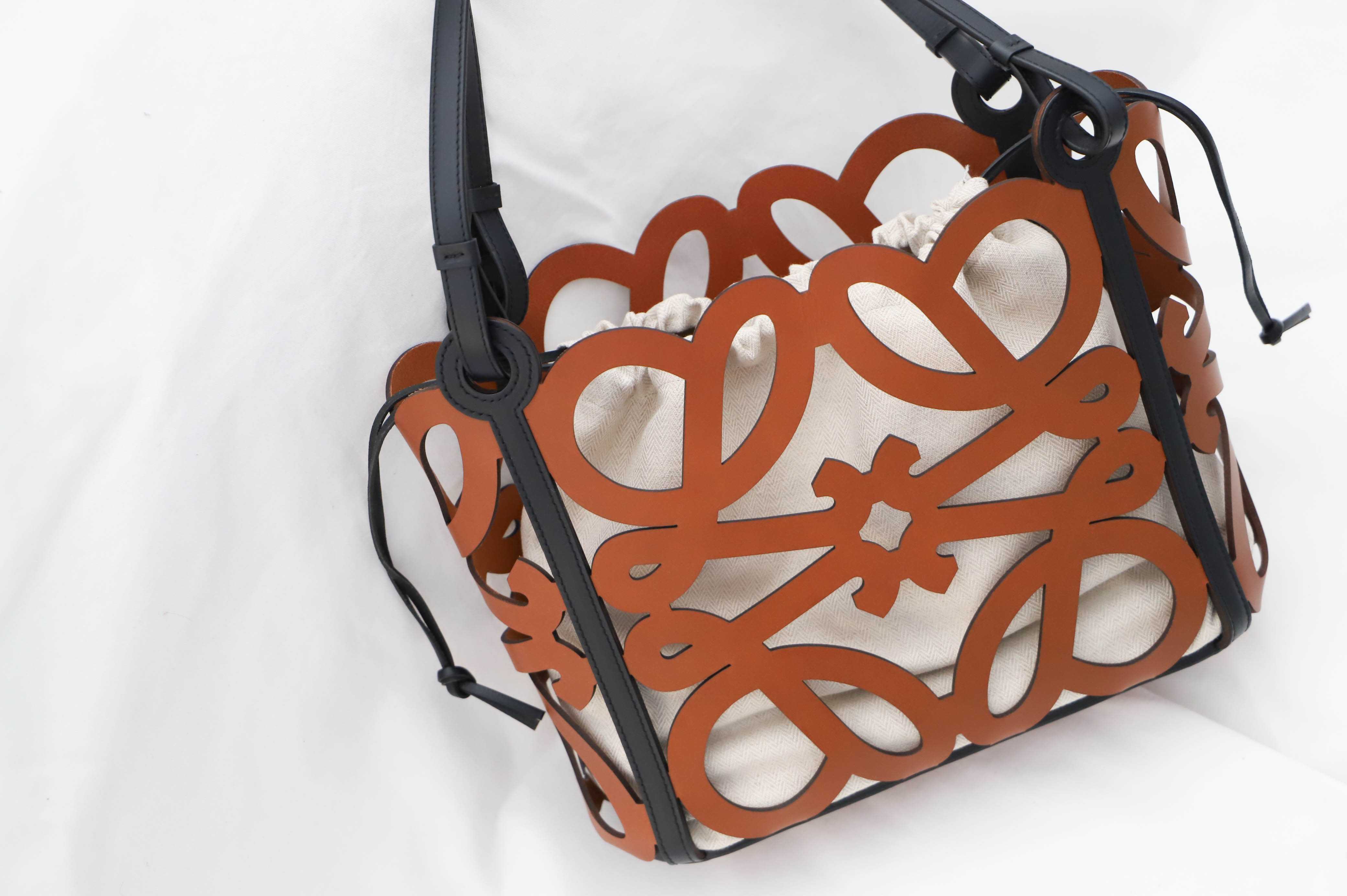 【保存版】ロエベ「アナグラムカットアウト」夏におすすめ！選び方と人気カラー