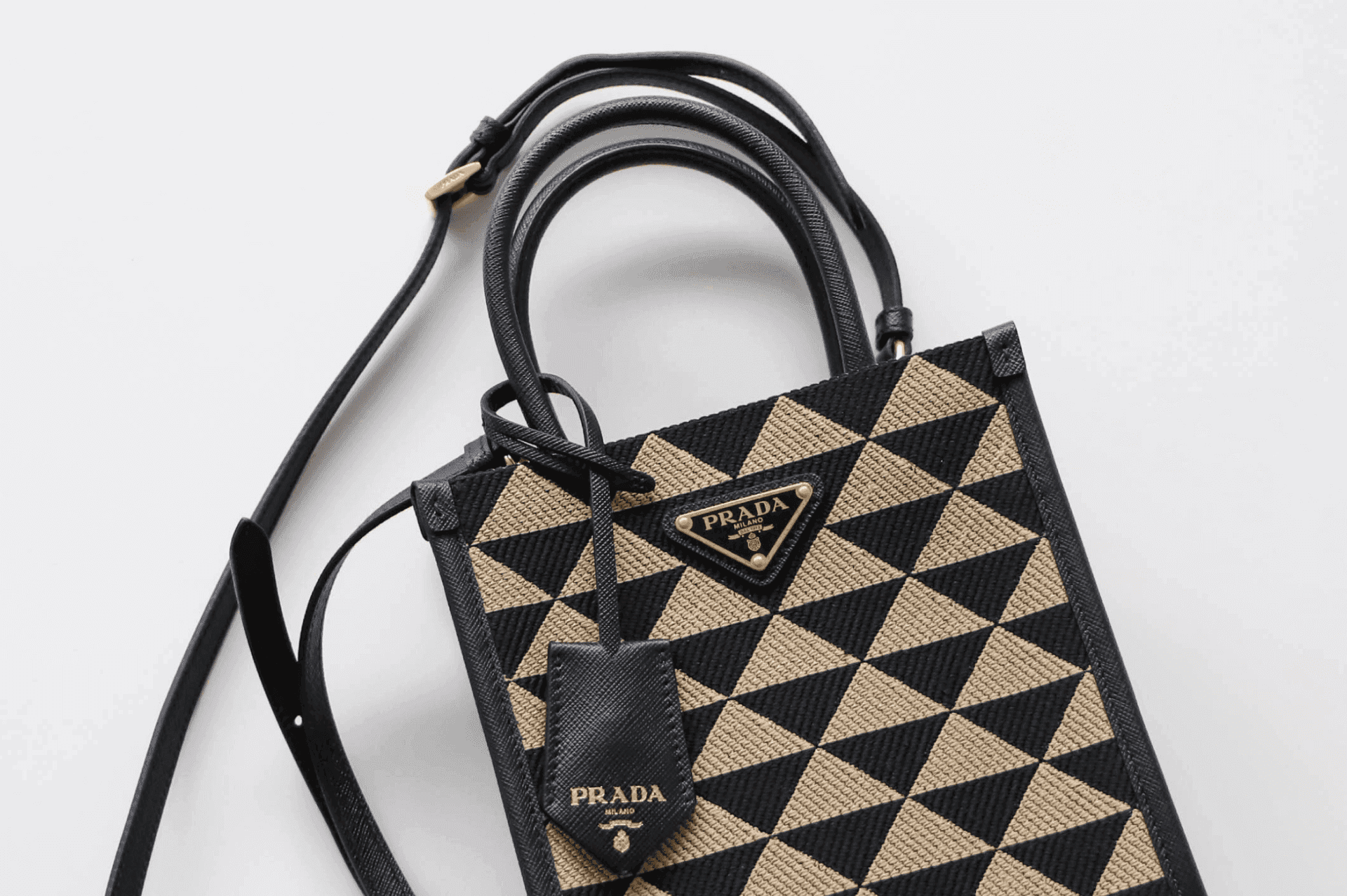 夏をもっと自由に。「プラダ シンボル」バッグ｜サイズで楽しむ、大人の名品